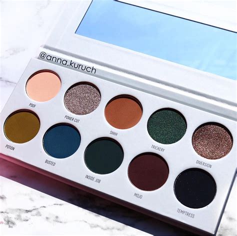 Achieving a mesmerizing look with the Jaclyn Hill Dark Magic palette: A tutorial